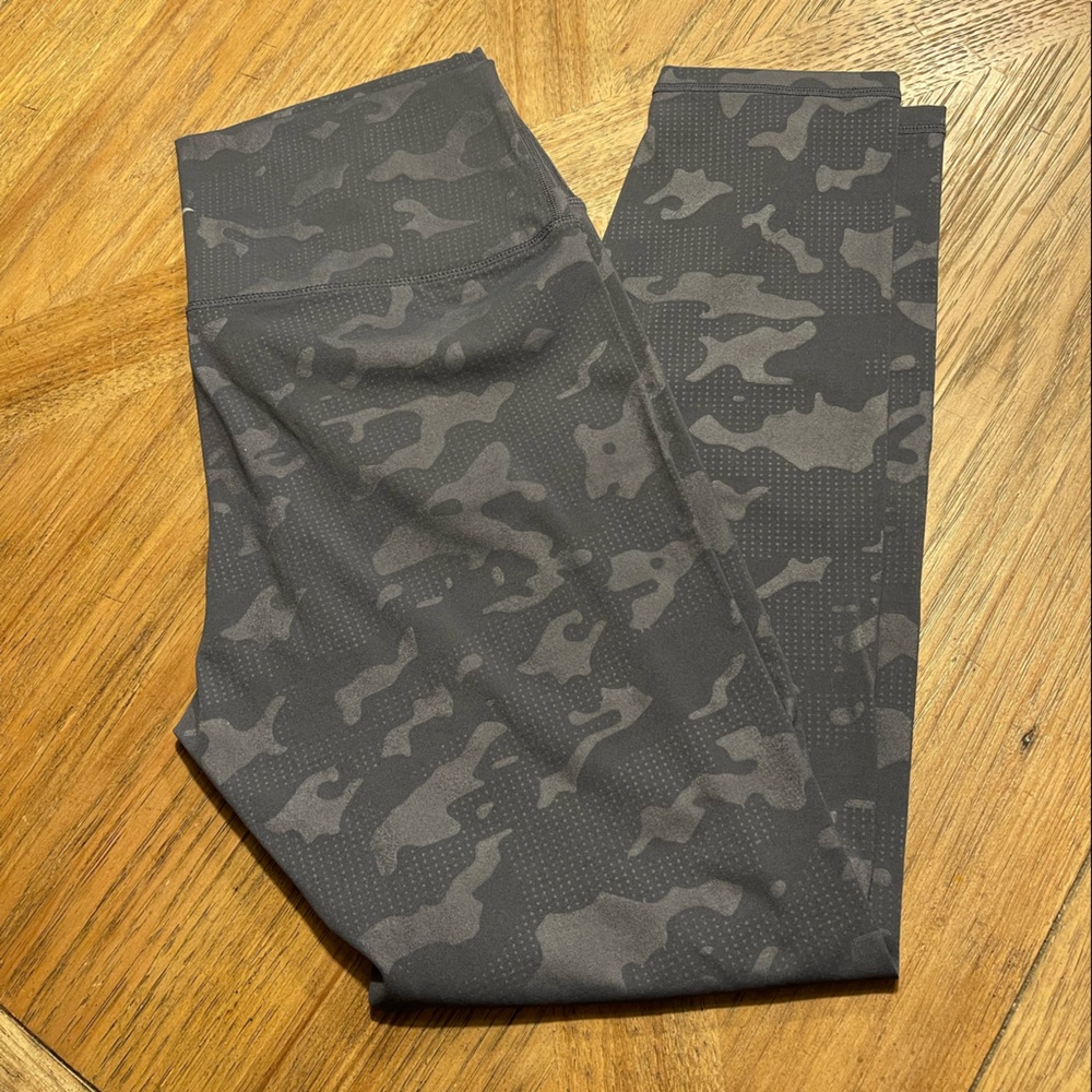 Zyia gray camo cropped leggings